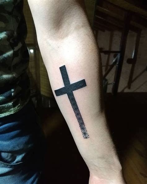 tatuaje cruz antebrazo|Tatuajes de cruz: 35 diseños en HD para los más。